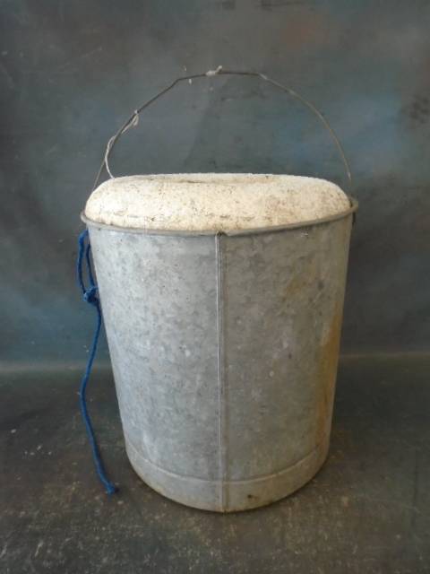lot 30 image: Frabill Minnow Bucket