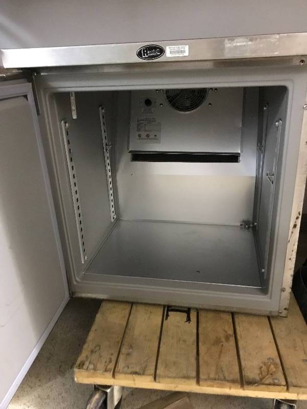 lot 23 image: Randell Under Counter Refrigerator  9404-7mRuns CoolsUnder Counter RefrigeratorRuns Cools24x27x34