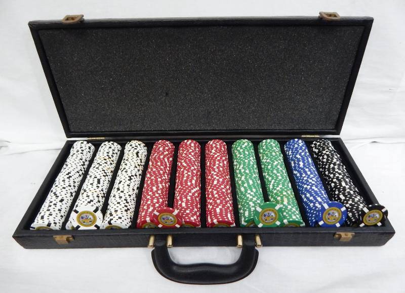 lot 14 image: 500 Piece U.S. Department of the Army Poker Chip Set with Case