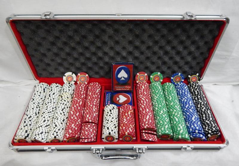 lot 57 image: 550 Chip U.S. Department of the Navy - United States Marine Corps Poker Chip Set with Case and Playing Cards