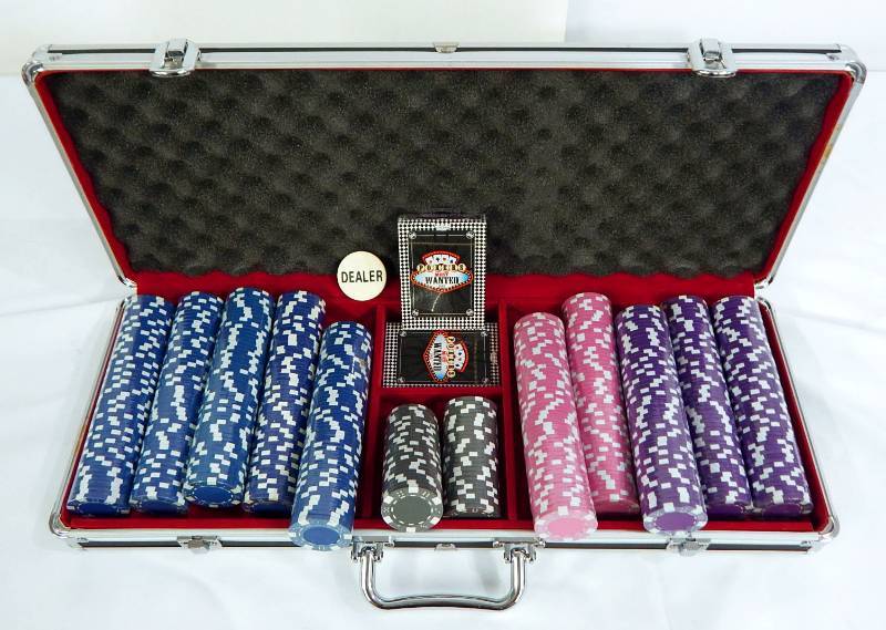 lot 70 image: 550 Chip Poker Chip Case with Playing Cards