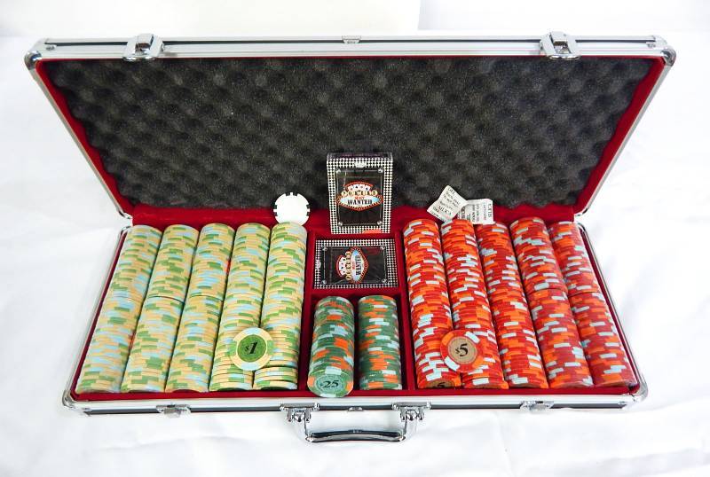 lot 72 image: 550 Chip Poker Chip Case with Playing Cards