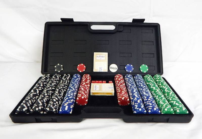 lot 86 image: 660 Chip Poker Chip Case with Playing Cards, Dice and Dealer Button
