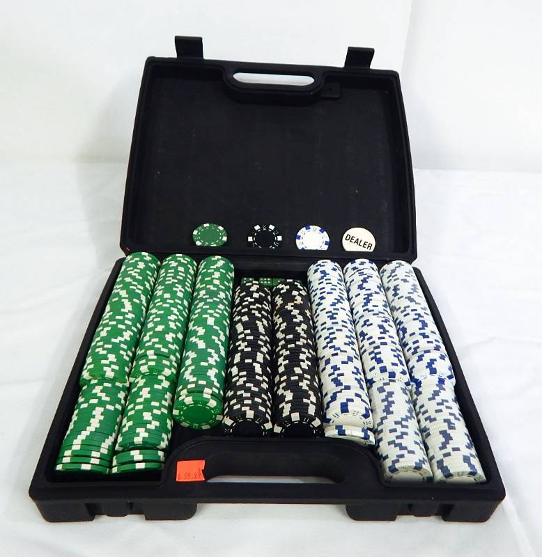 lot 89 image: 515 Chip Poker Chip Case with Dice