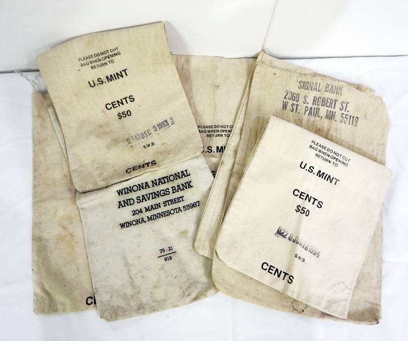 lot 96 image: Set of 7 U.S. Mint and Bank Canvas Bags