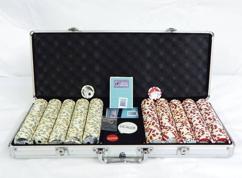 lot 118 image: 500 Chip Locking Aluminum Poker Chip Case with Playing Cards and More