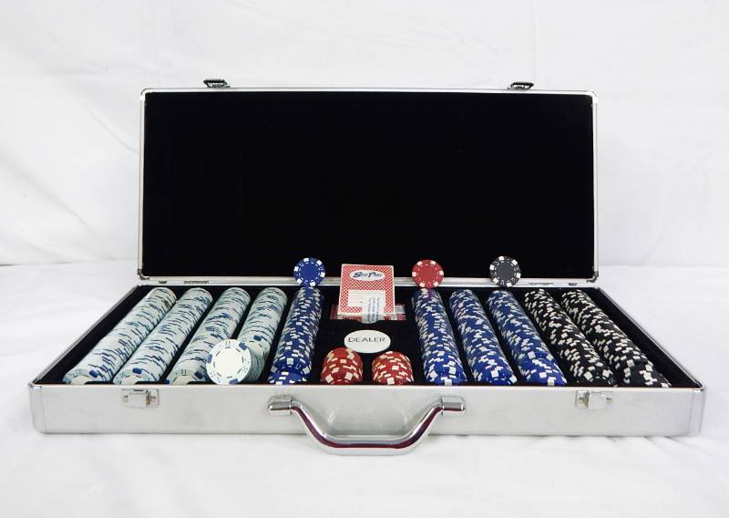 lot 122 image: 630 Chip Aluminum Poker Chip Case with Playing Cards and Dealer Button