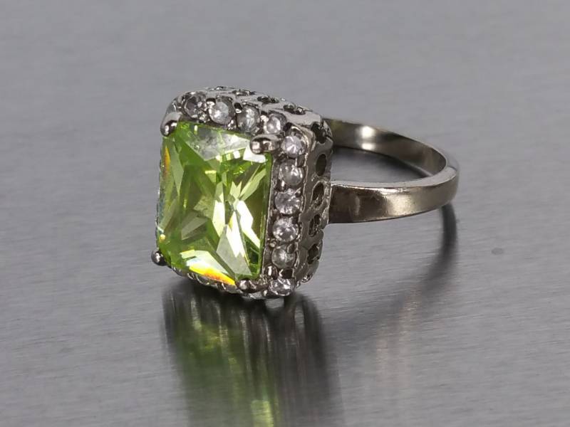 Beautiful Ladies Estate Ring in Sterling Silver
