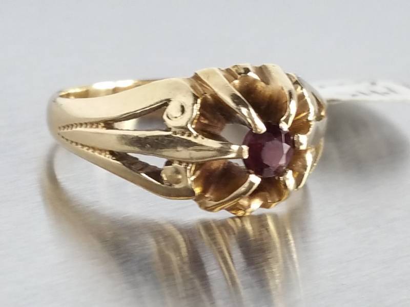 Well Designed 14k Gold Garnet Ring