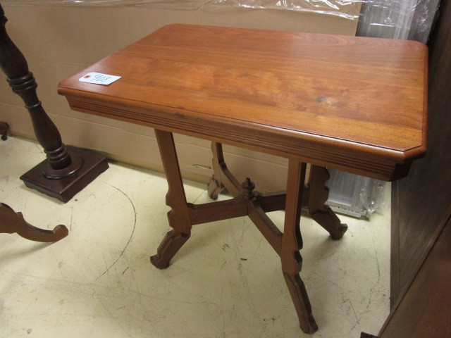 lot 908 image: PARLOR TABLE