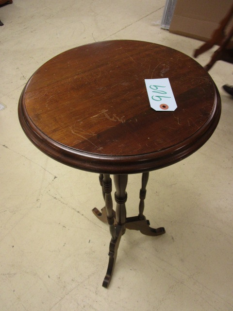 lot 909 image: PLANT PEDESTAL