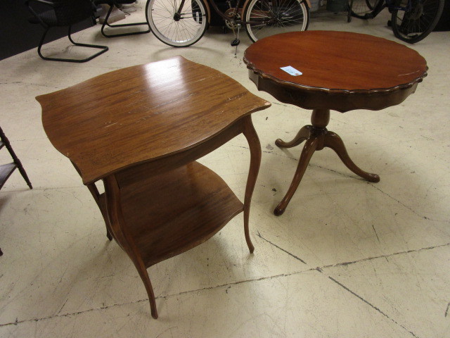 lot 913 image: ACCENT TABLES