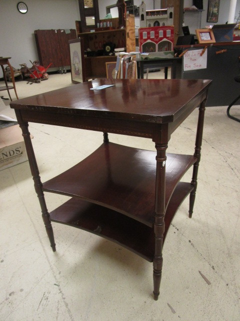 lot 914 image: ACCENT TABLE