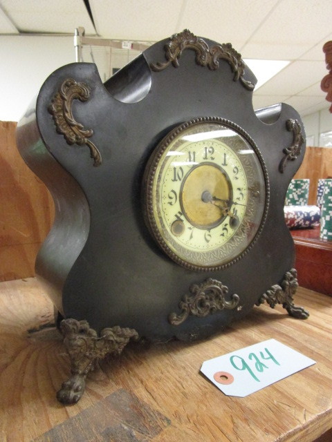 lot 924 image: SLATE CLOCK