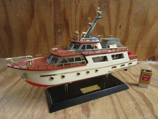 lot 931 image: BATTERY OPERATED YACHT