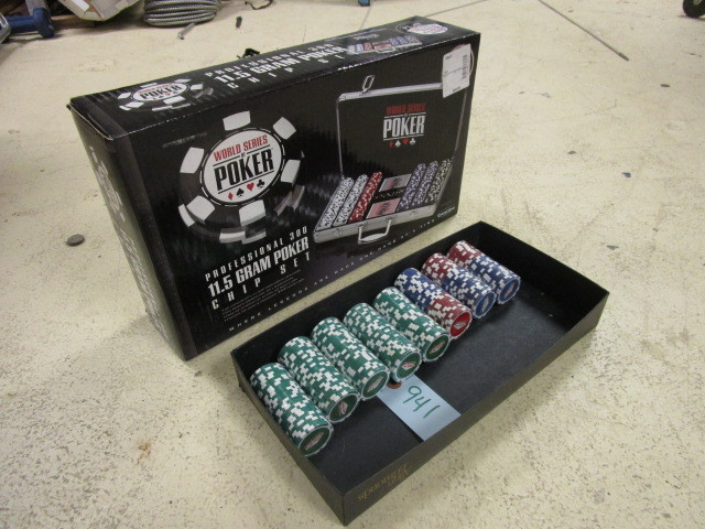 lot 941 image: POKER CHIP SET