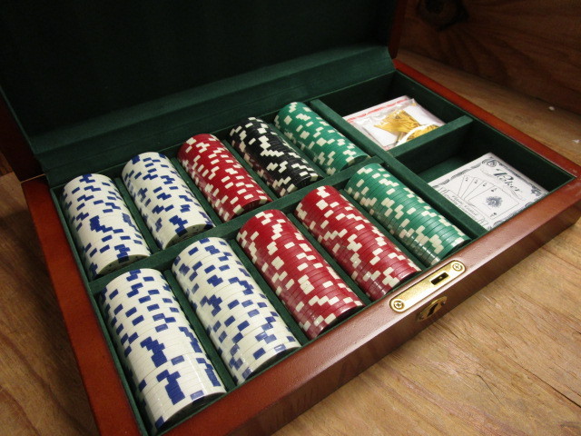 lot 942 image: POKER CHIP SET
