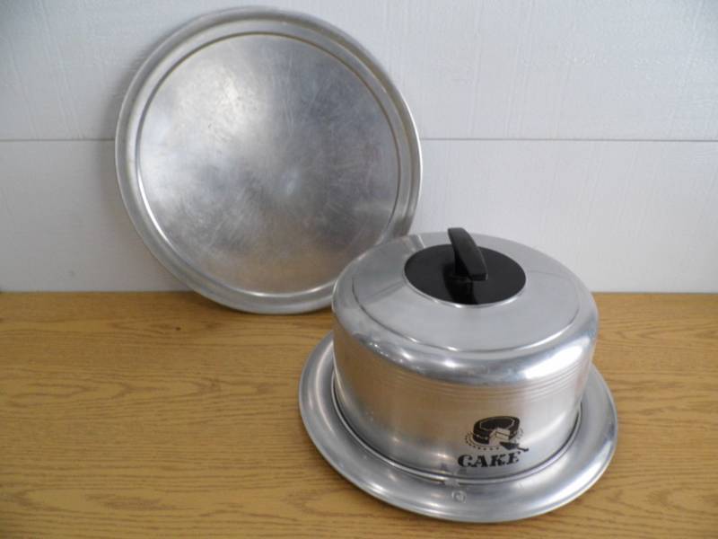 West Bend Covered Cake Plate - Pizza Pan
