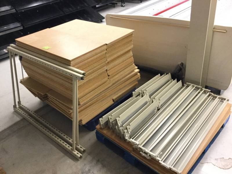 lot 26 image: Misc Racking, Cross Beams, Uprights and wood shelving