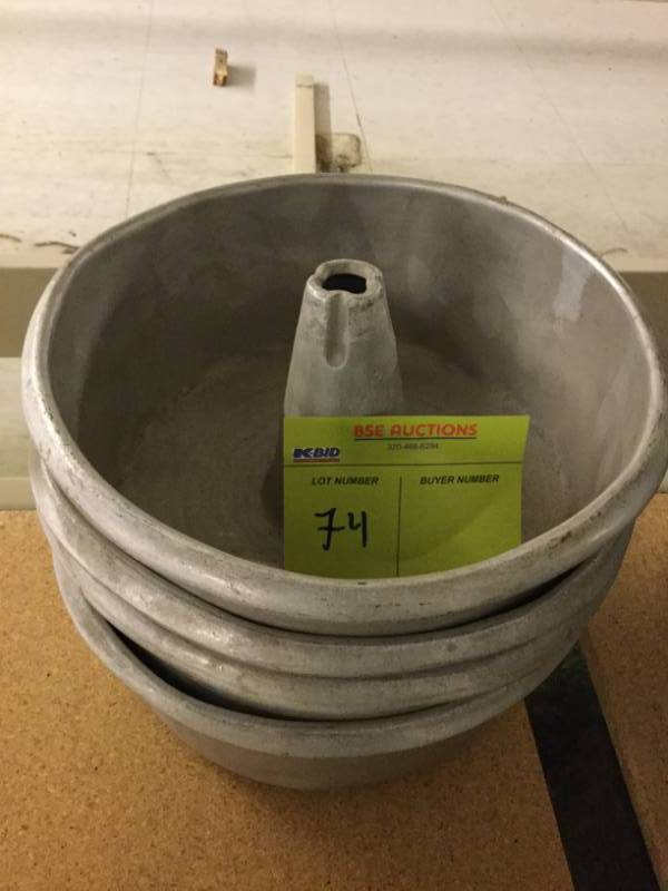 lot 74 image: Bread pans