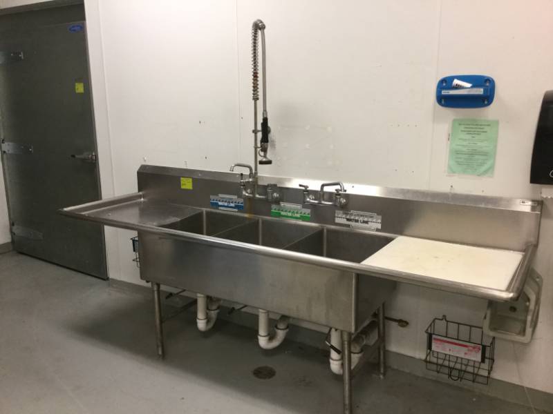 lot 304 image: 3 - Compartment Sink
