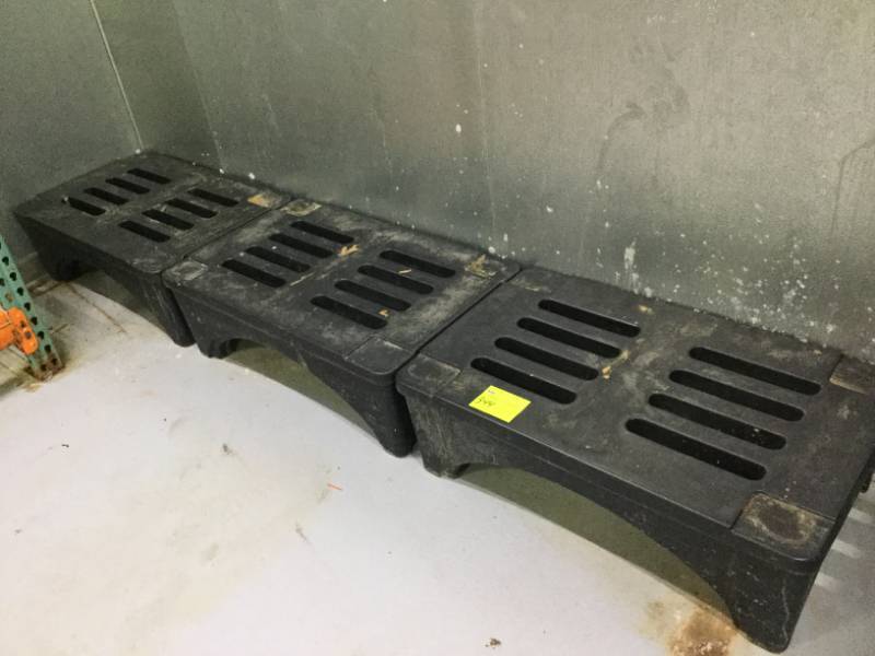 lot 344 image: Plastic Dunnage Racks