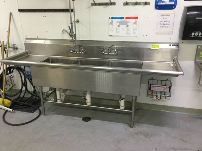 lot 352 image: 3 - Compartment Sink