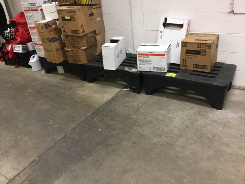 lot 354 image: Plastic Dunnage Racks