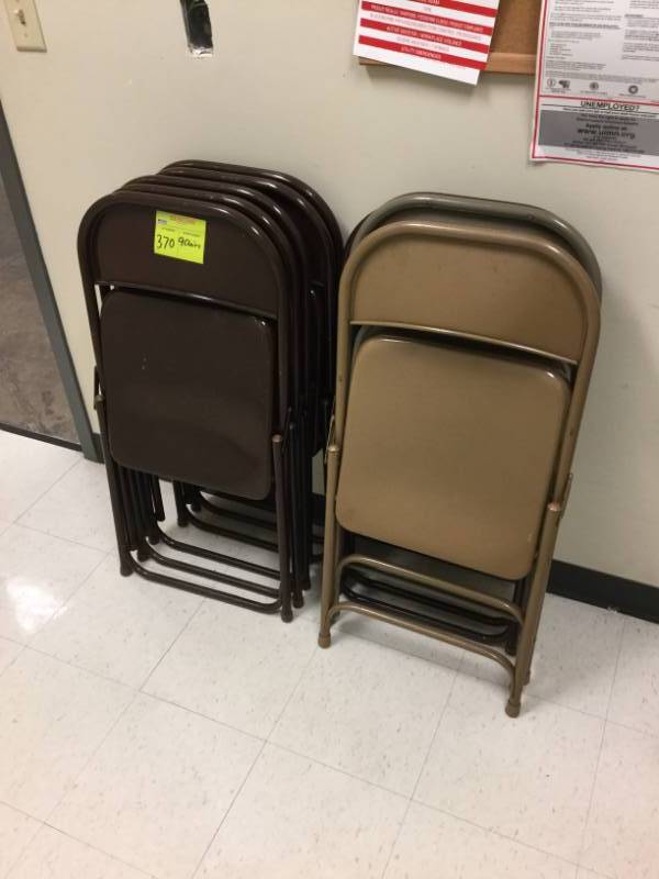 lot 370 image: 9 Metal Folding Chairs