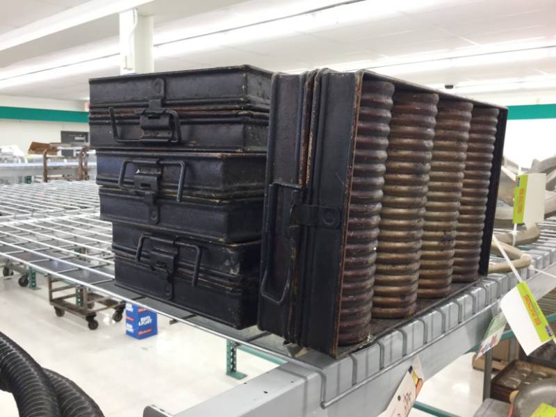 lot 477 image: 4 English Muffin Pans