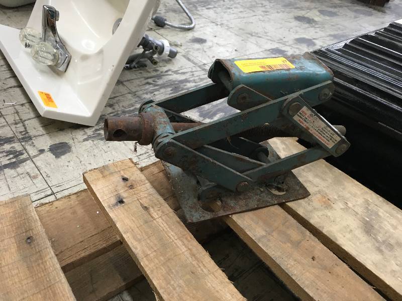 lot 37 image: Car Jack