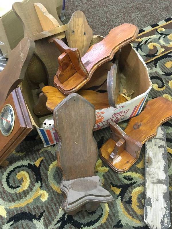 lot 8 image: Wooden Wall Hangings