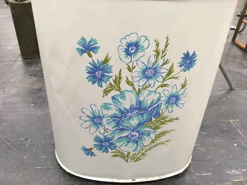 lot 192 image: Vintage Clothes Hamper