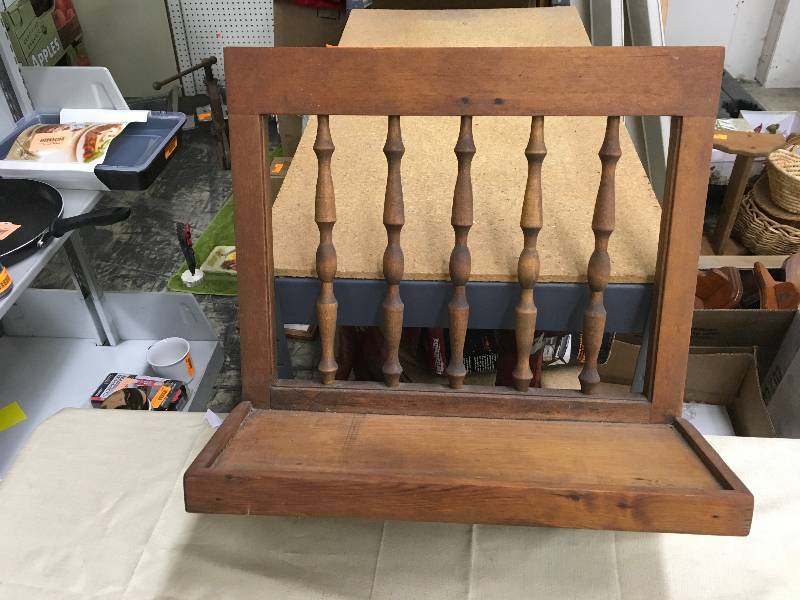 lot 20 image: Wall Hanging Shelf