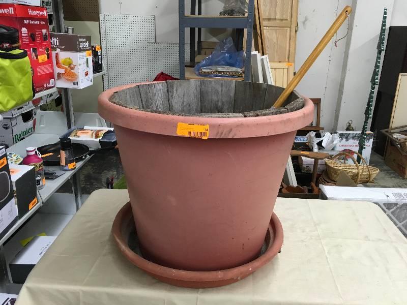 lot 34 image: Planters Vase