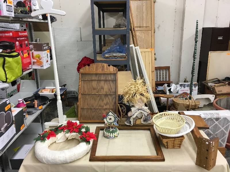 lot 36 image: Misc Home Decor