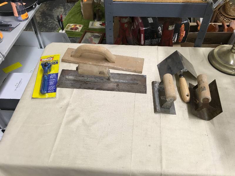 lot 44 image: Sheetrock Tools