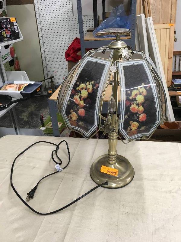 lot 46 image: Vintage Table Lamp