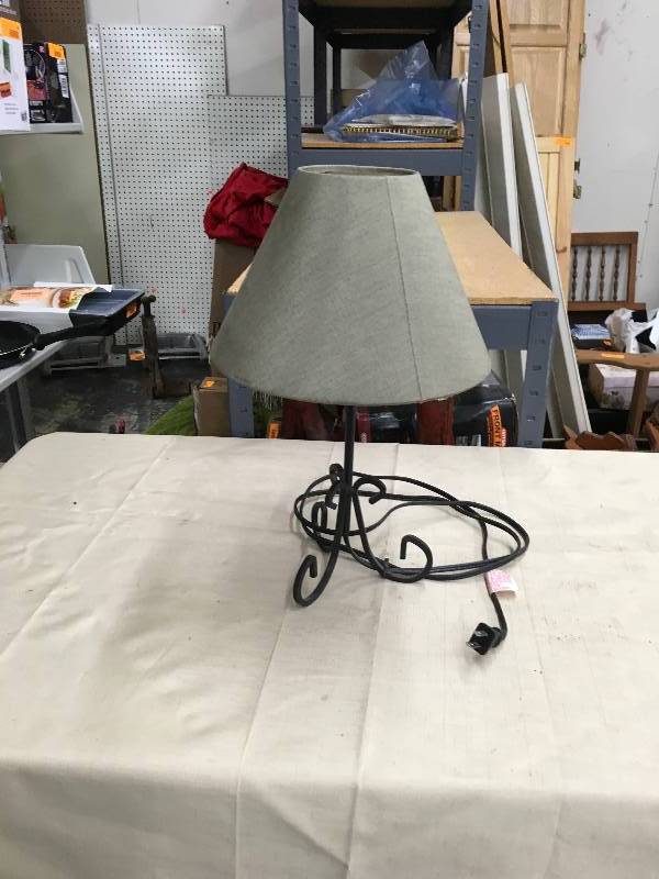 lot 48 image: Small Table Lamp
