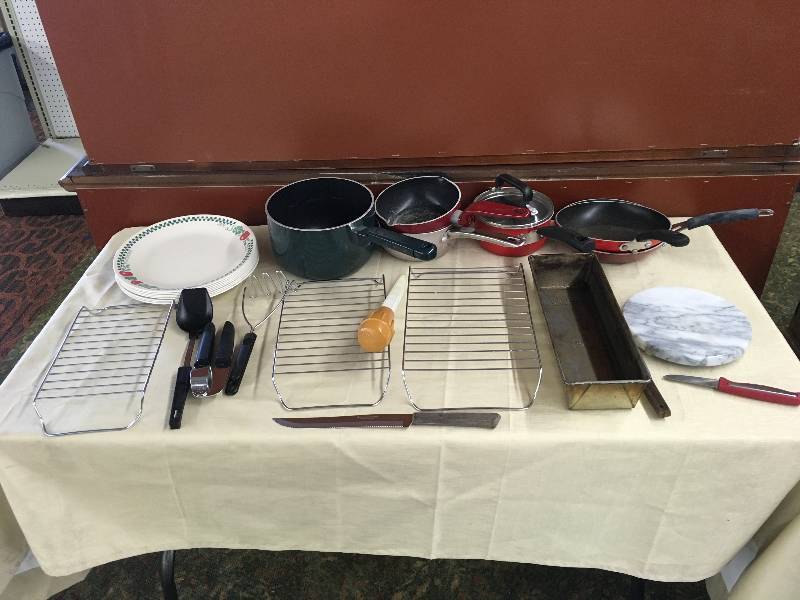 lot 204 image: Misc Cookware