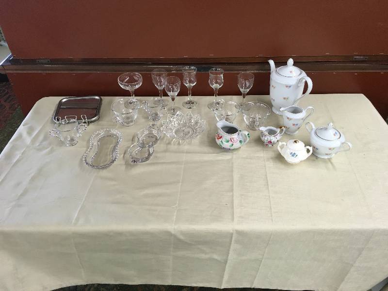 lot 215 image: Glassware & Tea Cup Set