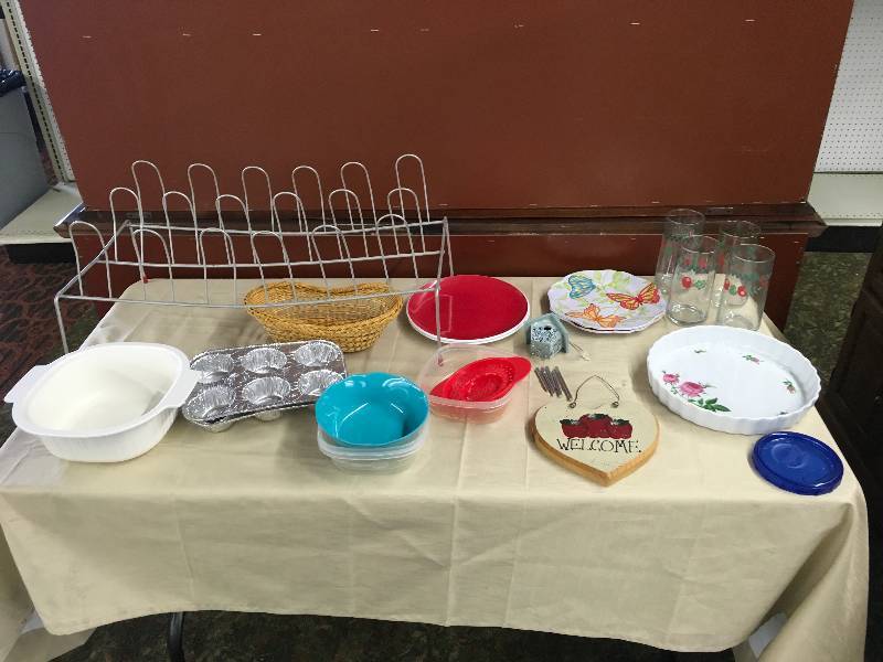 lot 213 image: Misc Dishware