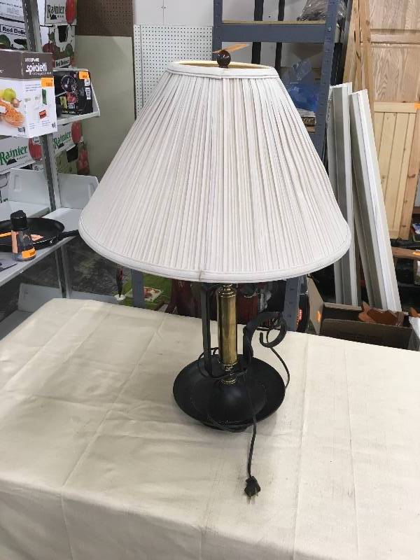 lot 79 image: Table Lamp