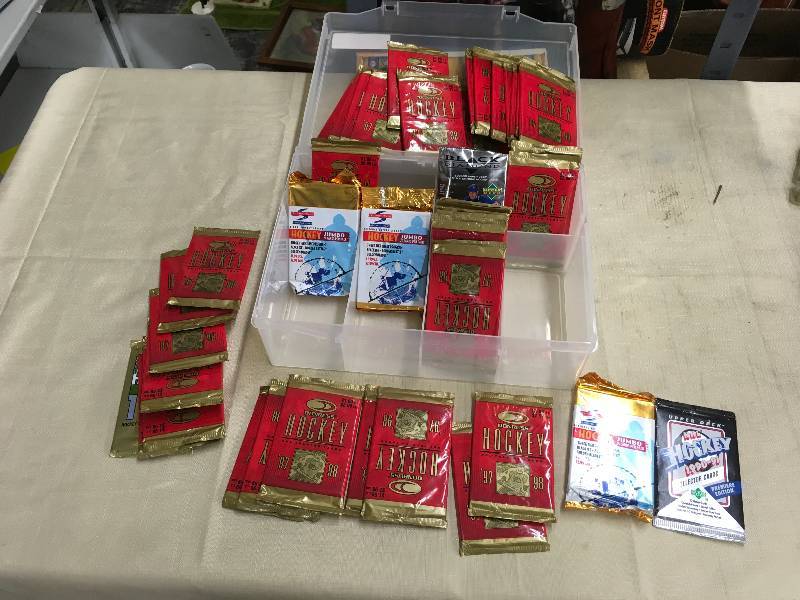 lot 113 image: Hockey Card Packs