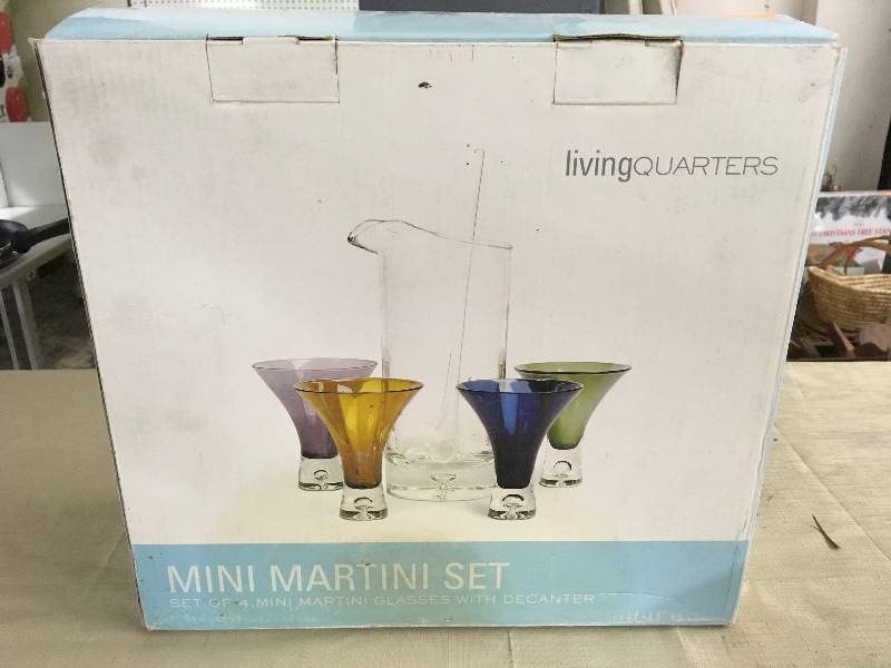 lot 122 image: Mini Martini Set