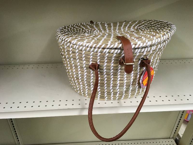 lot 36 image: Picnic Basket, Retail $39.99