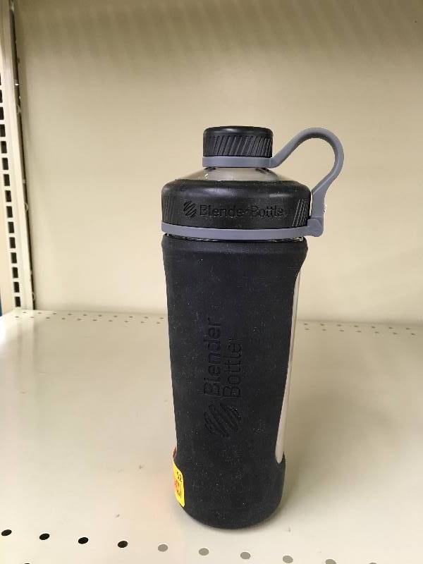lot 52 image: Blender Bottle 28oz. Retail $12.99
