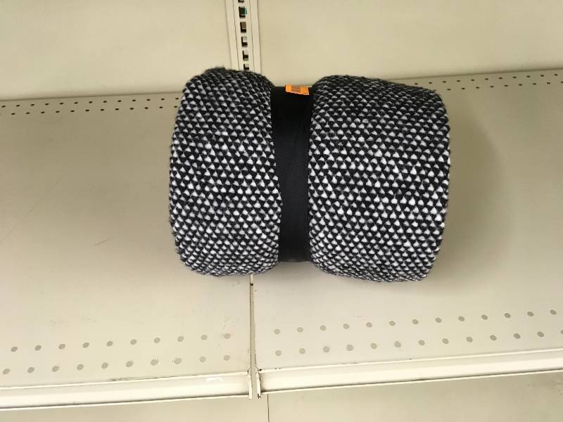 lot 86 image: Threshold Throw Blanket,Retail $29.99