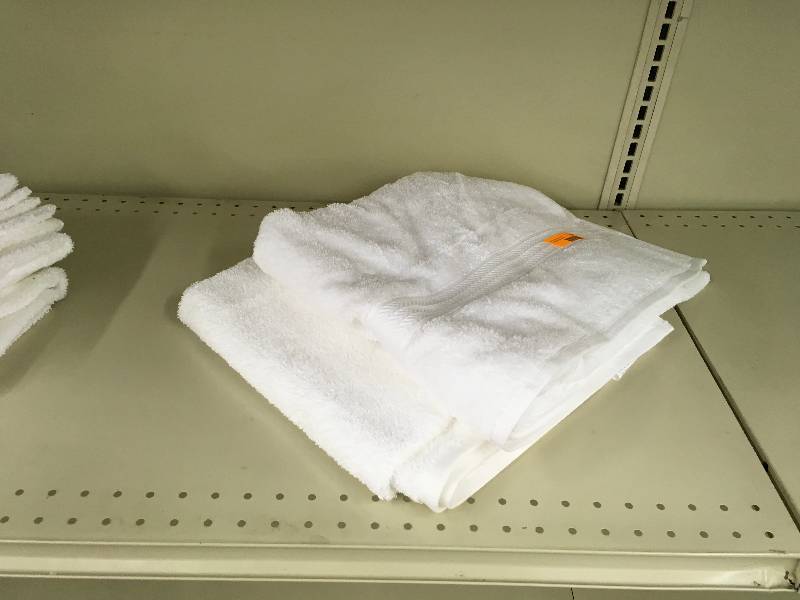 lot 100 image: 2PK Towels