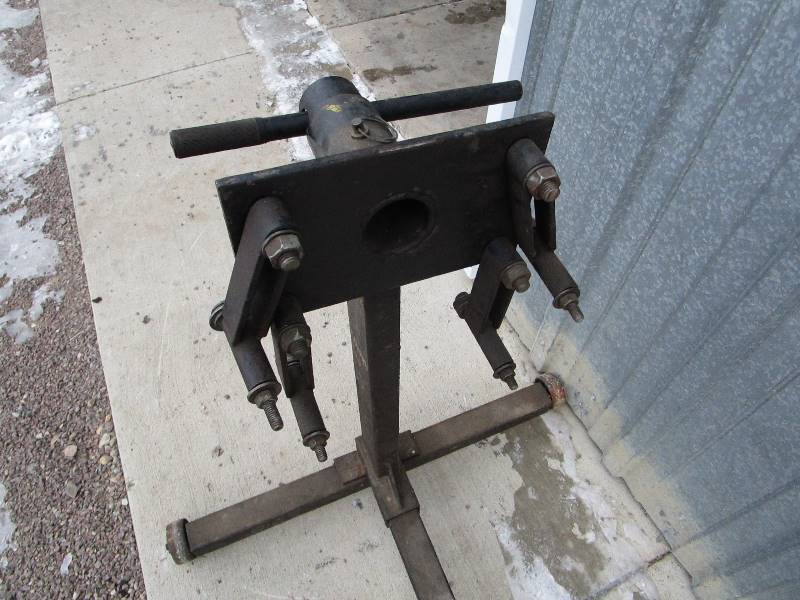 lot 19 image: Engine Stand